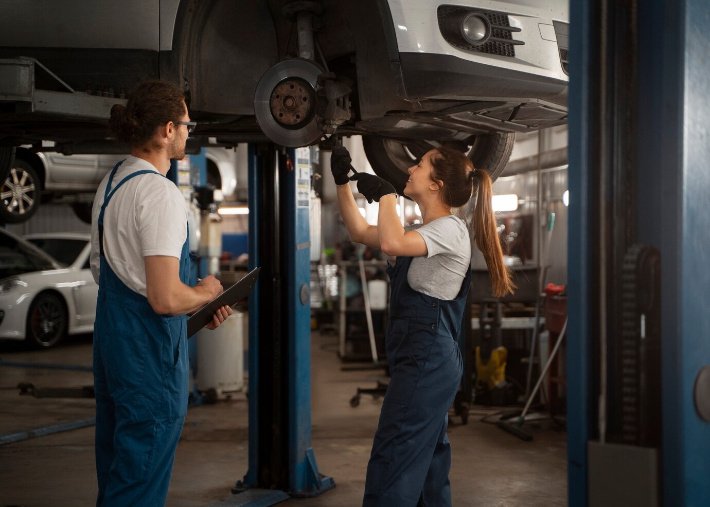 mecanicos masculinos femeninos que trabajan tienda automovil 23 2150170019